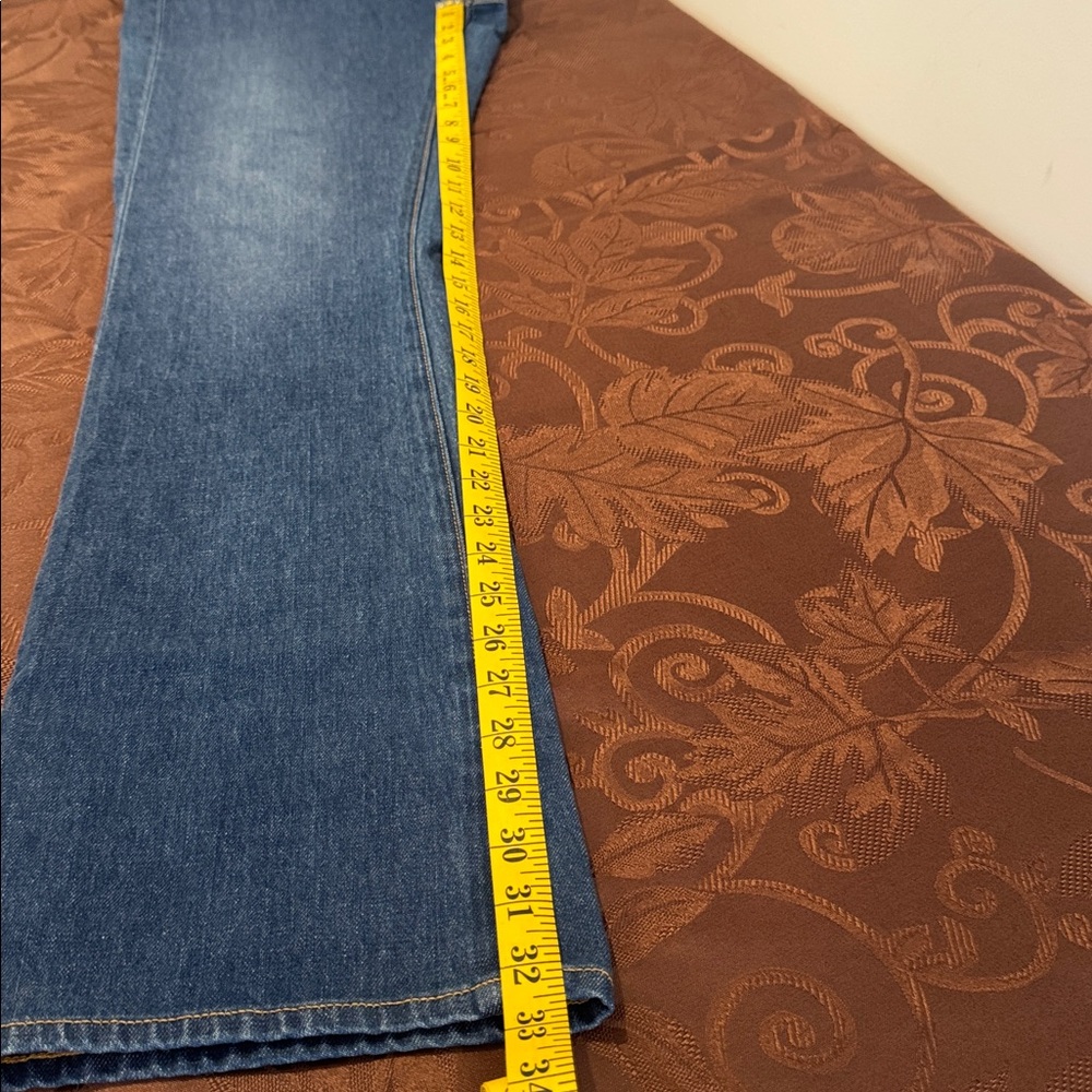 Veronica Beard Mid-Rise Boot cut Jeans. Size 26 - Picture 13 of 15